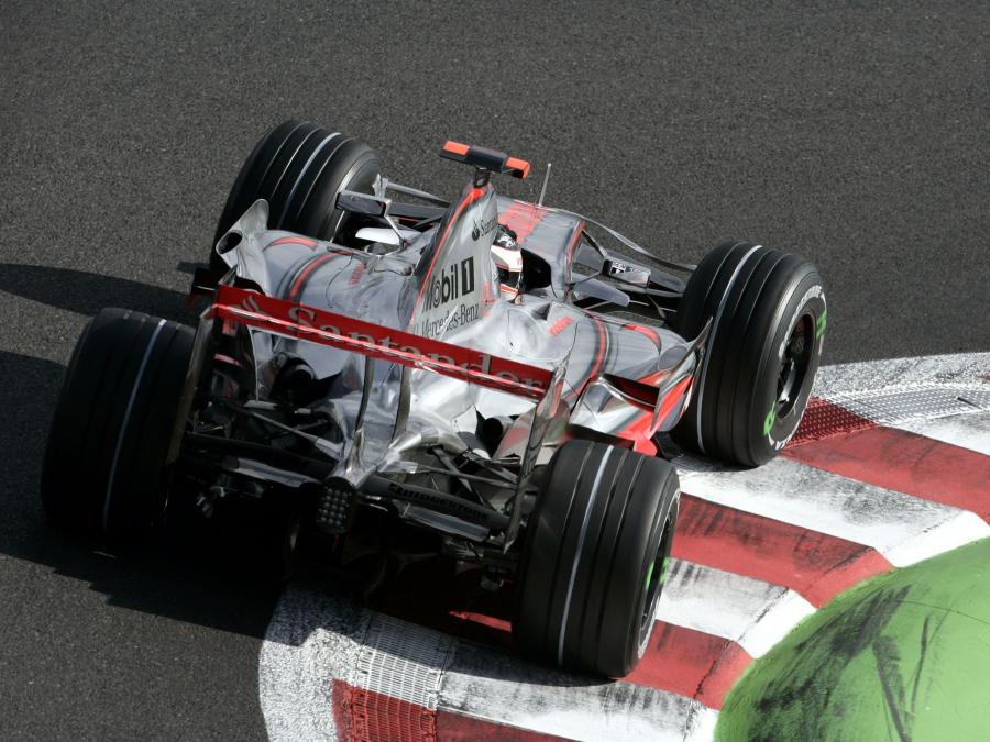 McLaren Mercedes-Benz MP4-22 2007 года  (фото 6 из 16)